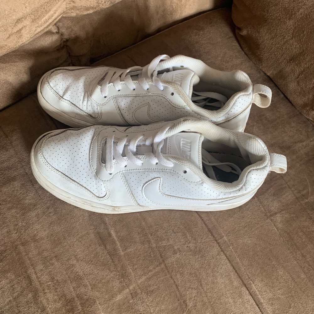 White Nike tennis shoes